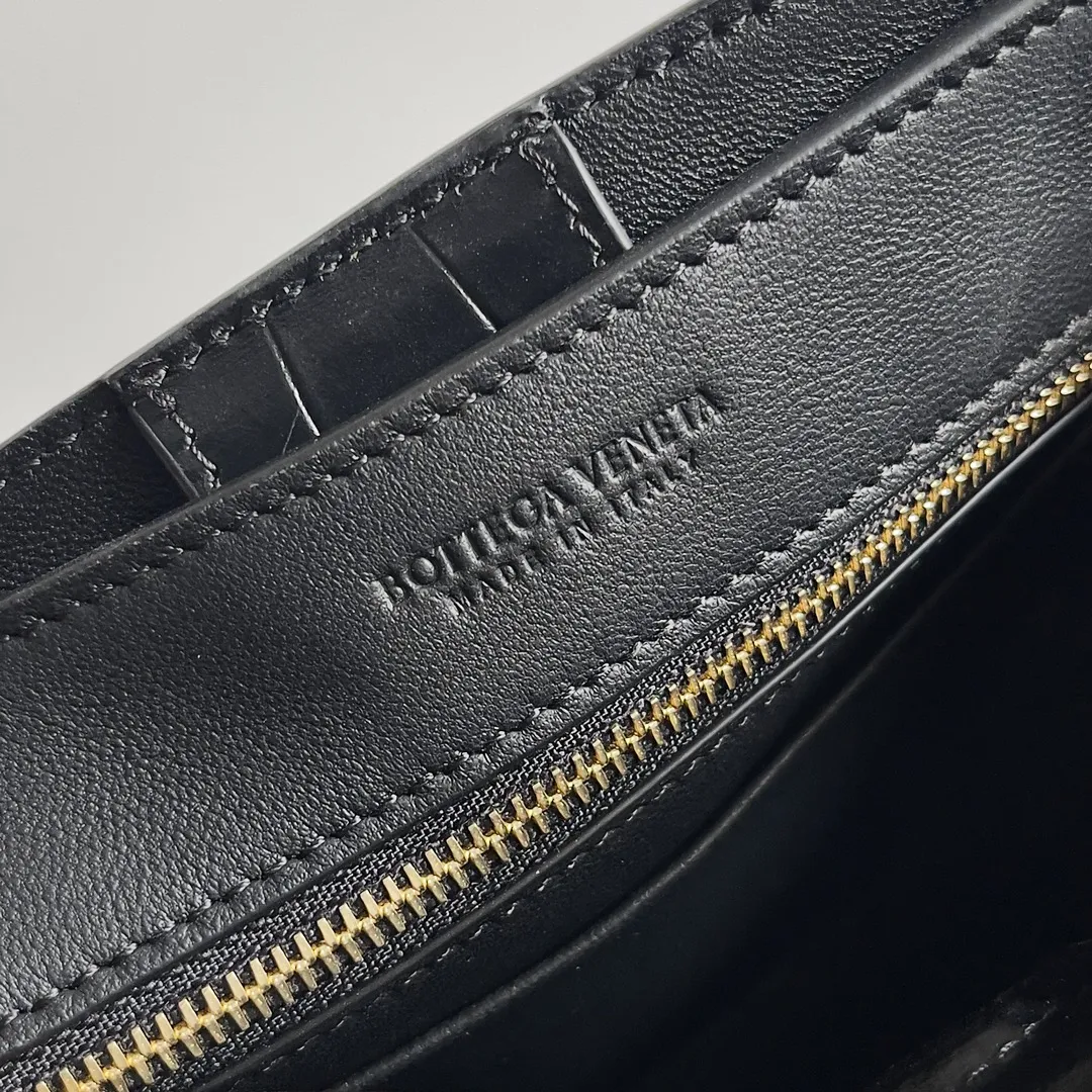 Batch 2880 BOTTEGA VENETA new women's crocodile leather ANDIAMO is shipped! ! ! As a classic model of the BV family, each innovation brings different surprises to fans. There are three ways to carry it with different makeup. Crocodile skin is called the gold in leather and is famous for its top luxury and rarity. During use, the luster of the crocodile skin will not fade or fade with time. No matter how long it is used, it will still remain new. And because each crocodile skin is different, the effect of each crocodile leather bag is different. Style number: 777614 Size: 22*9*15.5cm